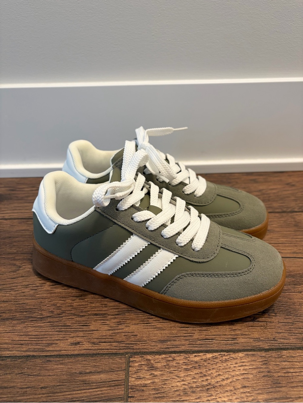 NWOT Berness Women’s Sage Green Sneakers